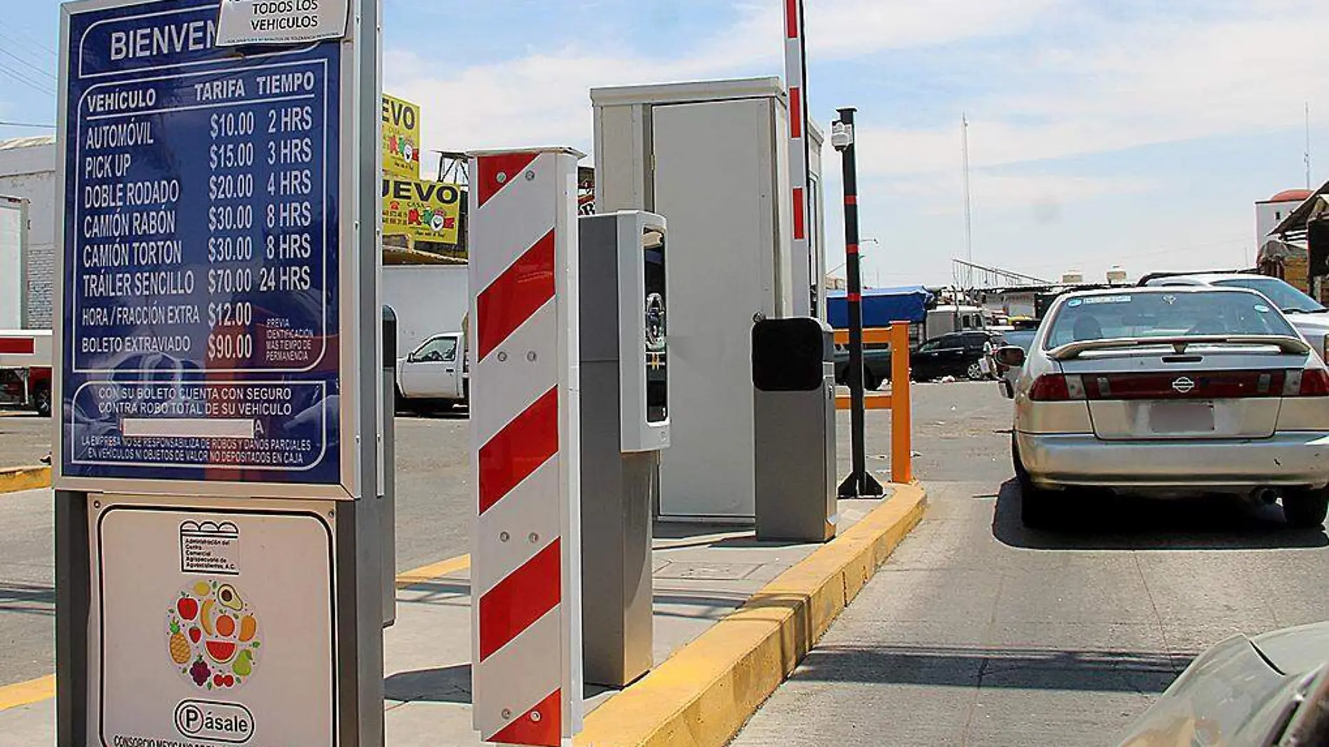 Entrada estacionamiento Centro Comercial Agropecuario